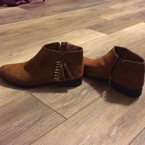 Cute tasseled ankle booties size 8